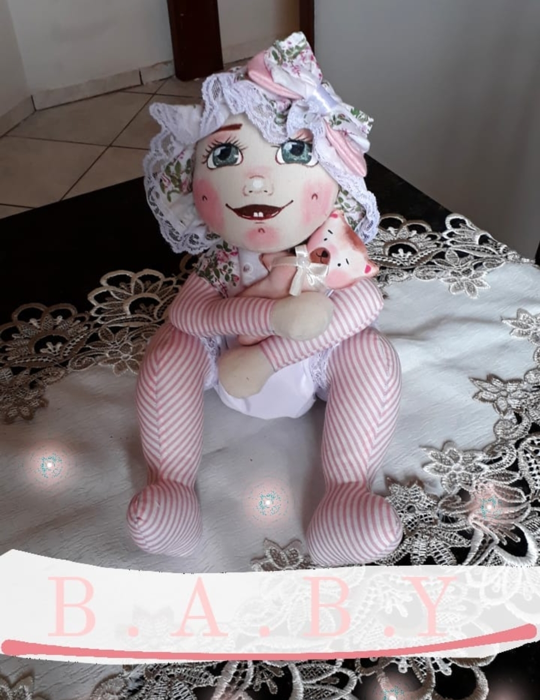 Boneca baby artesanal com ursinho de pelúcia