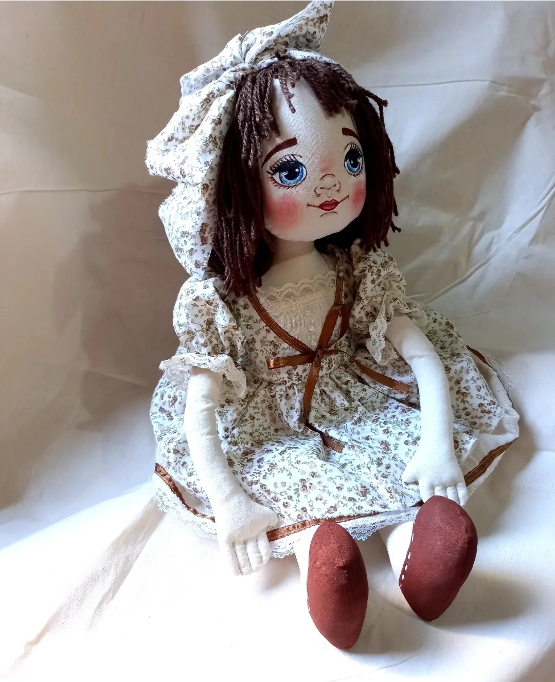 Boneca artesanal com chapéu e vestido floral
