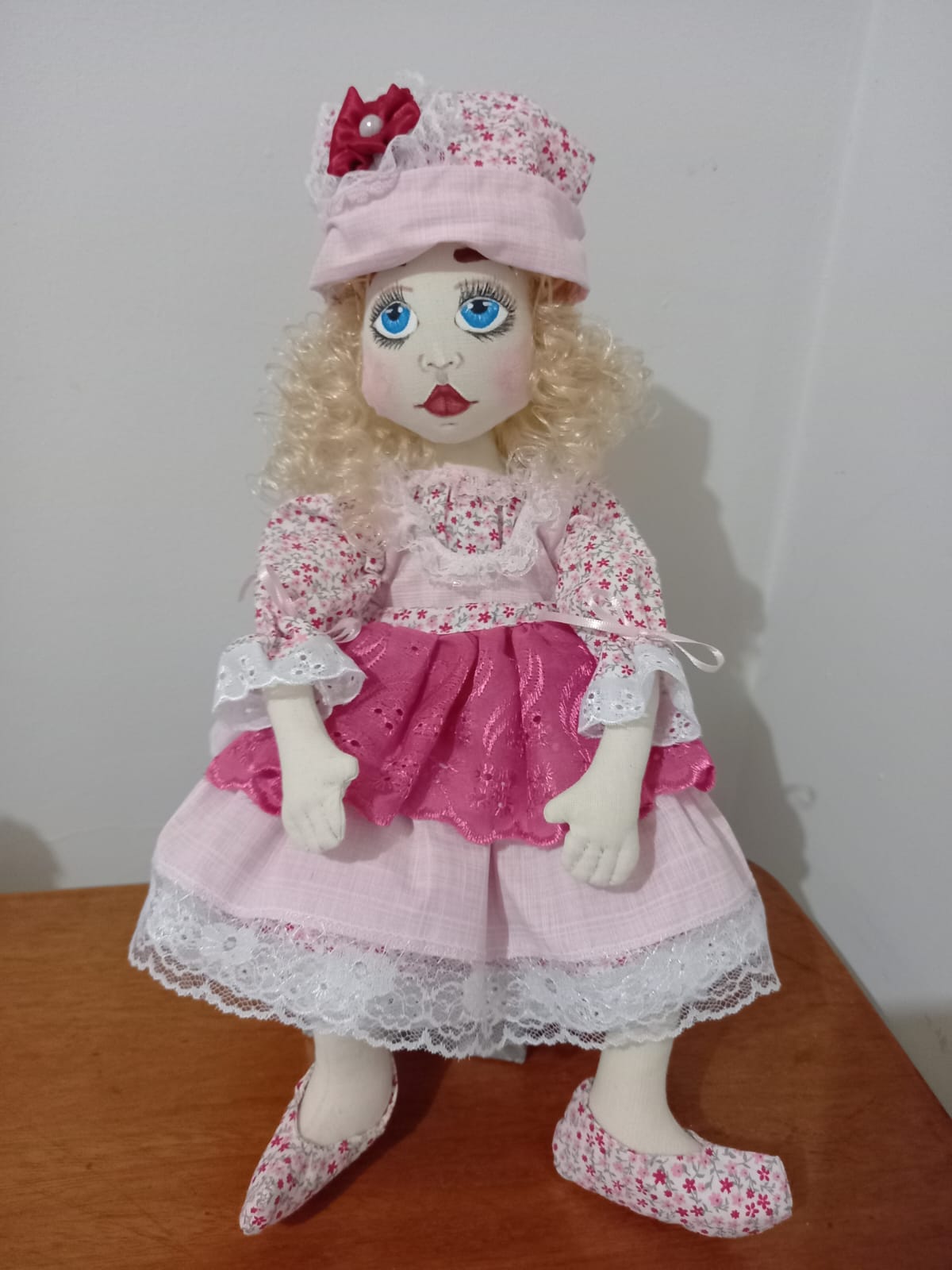 Boneca artesanal loira com vestido rosa
