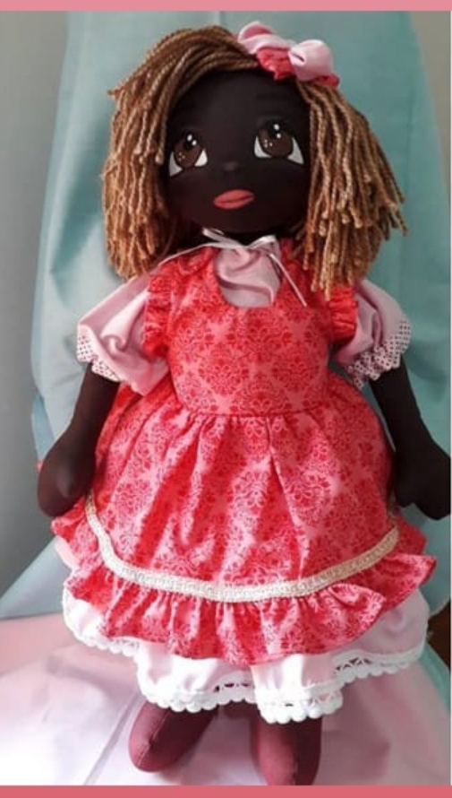 Boneca artesanal negra com vestido vermelho