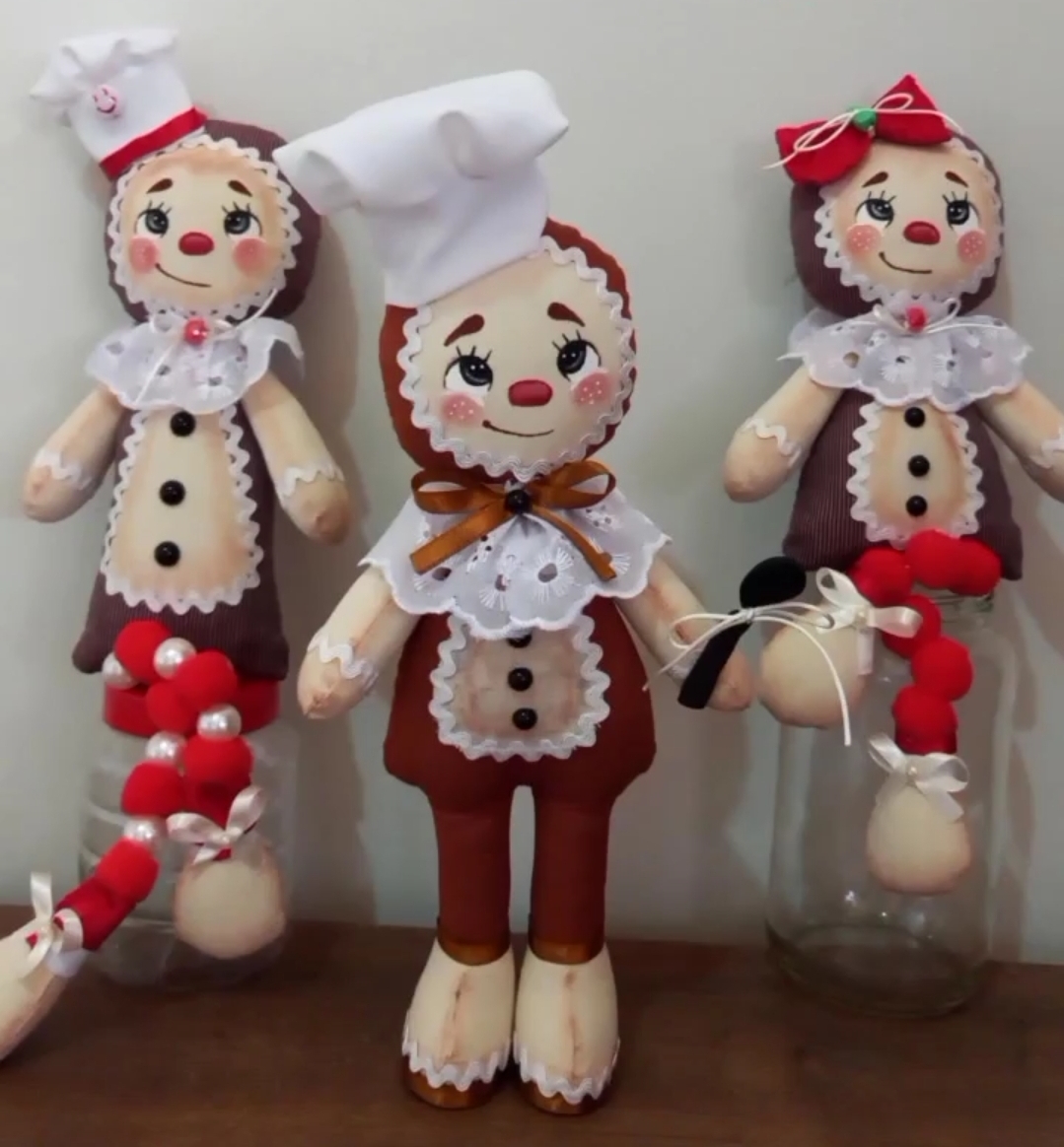 Boneca artesanal com vestido vermelho e laço